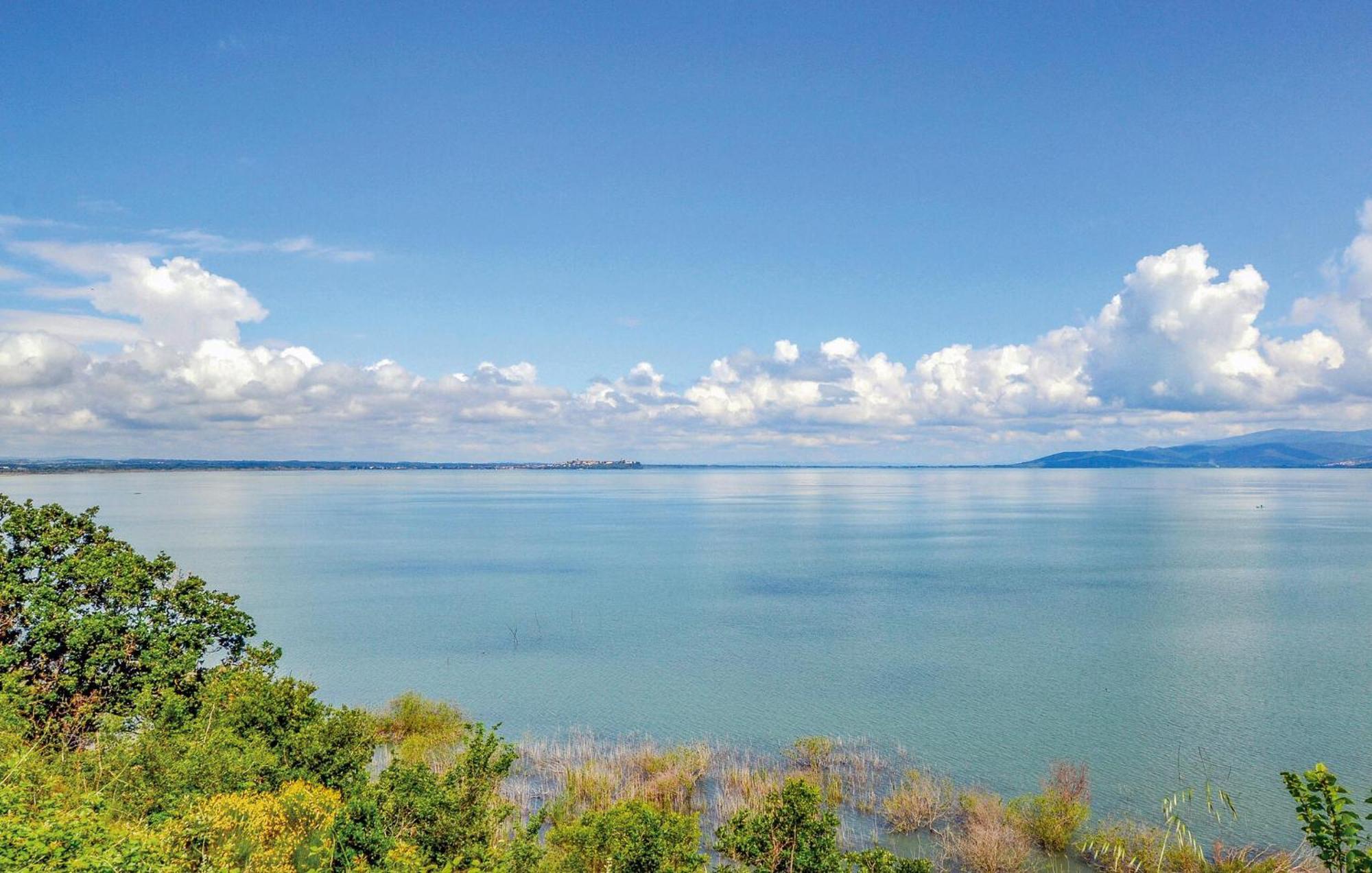 Lovely Apartment In Tuoro Sul Trasimeno With Wifi Exteriör bild